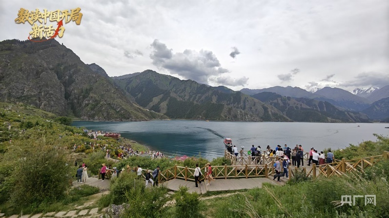 天池景区游人如织 （央广网记者 郭璁悦 摄）