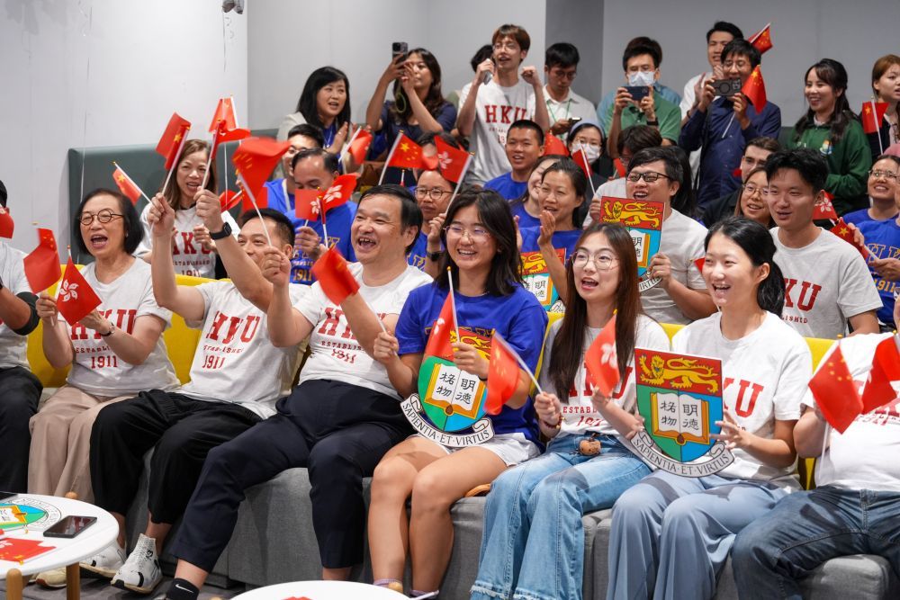 5月24日,香港大学师生庆祝神舟二十三号载人飞船发射取得圆满成功。新华社记者 朱炜 摄