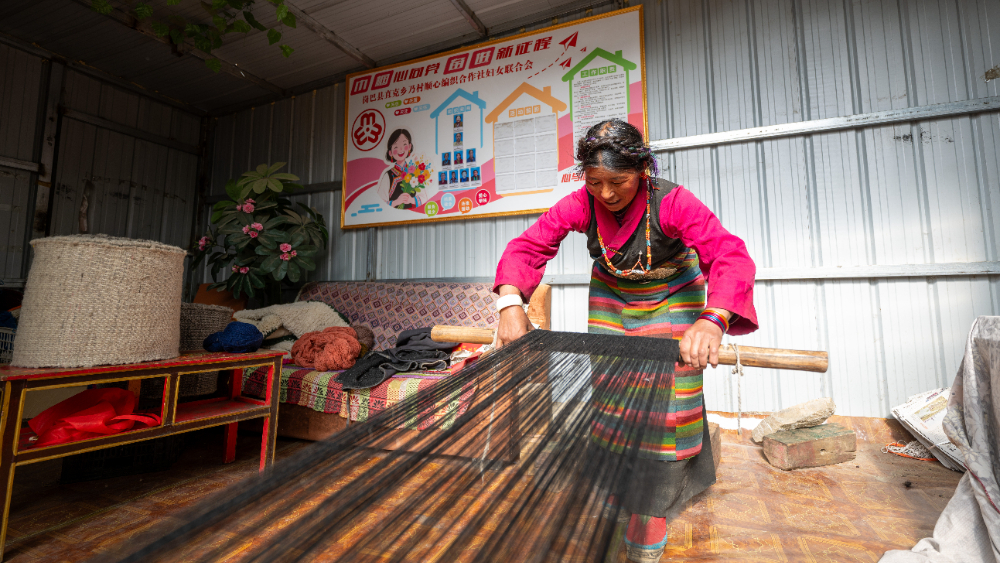 3月25日，西藏日喀则市岗巴县直克乡乃村顺心合作社员工在卷绕经线。新华网 旦增努布 摄