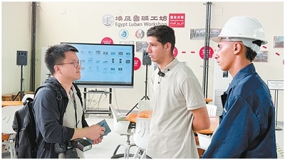 埃及开罗高级维修技术学校鲁班工坊学员接受本报记者(左一)采访。 本报记者 戴楷然摄
