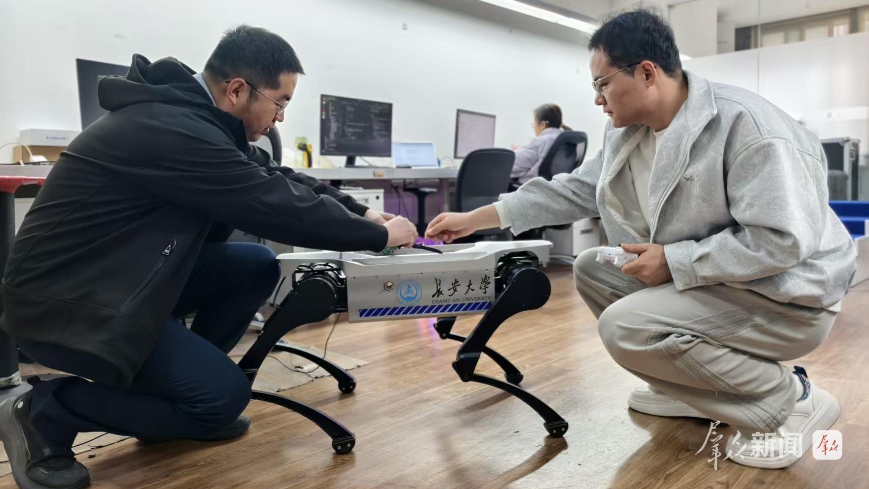 3月2日，西安云合智能机器人有限公司的科研人员在调试防爆四足巡检机器人。