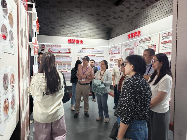 游客在纪念馆参观。阿娅供图