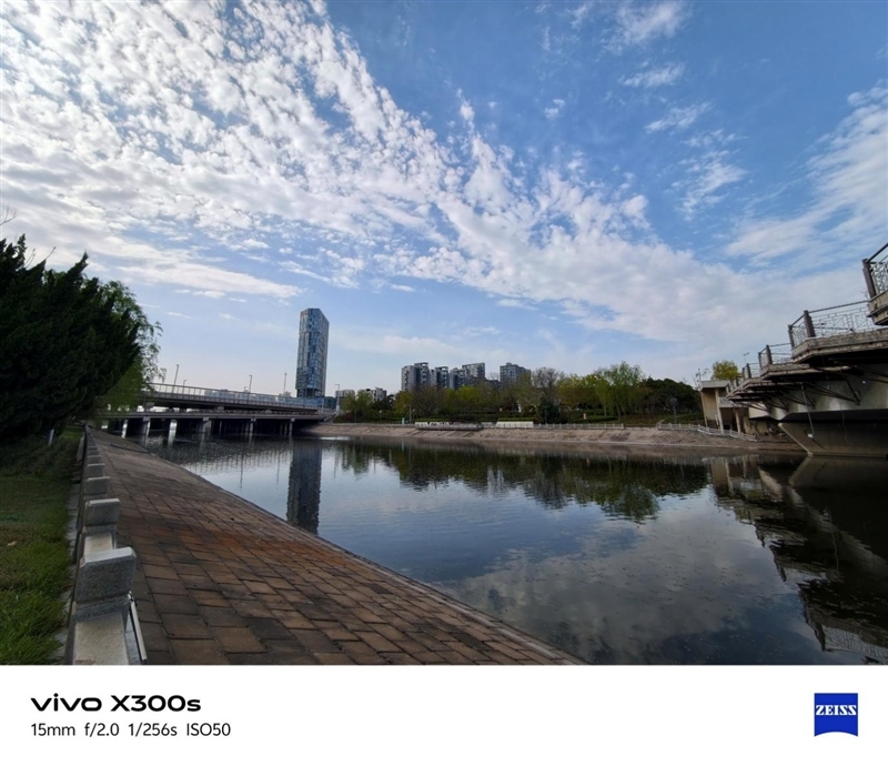 天玑9500搭配蔡司影像 vivo X300s手机全面评测:省心耐用的直屏主力机