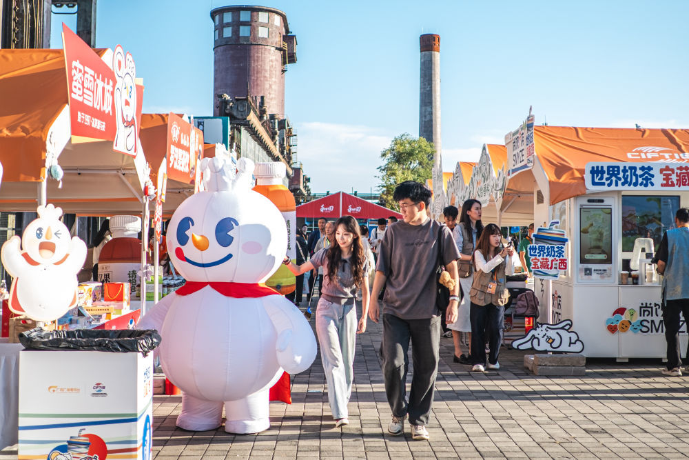 9月9日，观众在“遇见广西——文化旅游展演集市”与人偶互动。新华社记者 孟佳 摄