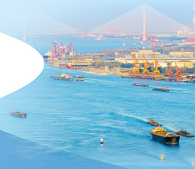 长江安徽省芜湖市繁昌区段，船舶往来穿梭。肖本祥摄（人民视觉）