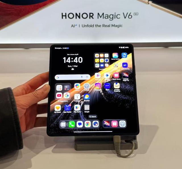 刚刚,荣耀人形机器人热舞亮相欧洲!全球第一个“机器人手机”真机首秀