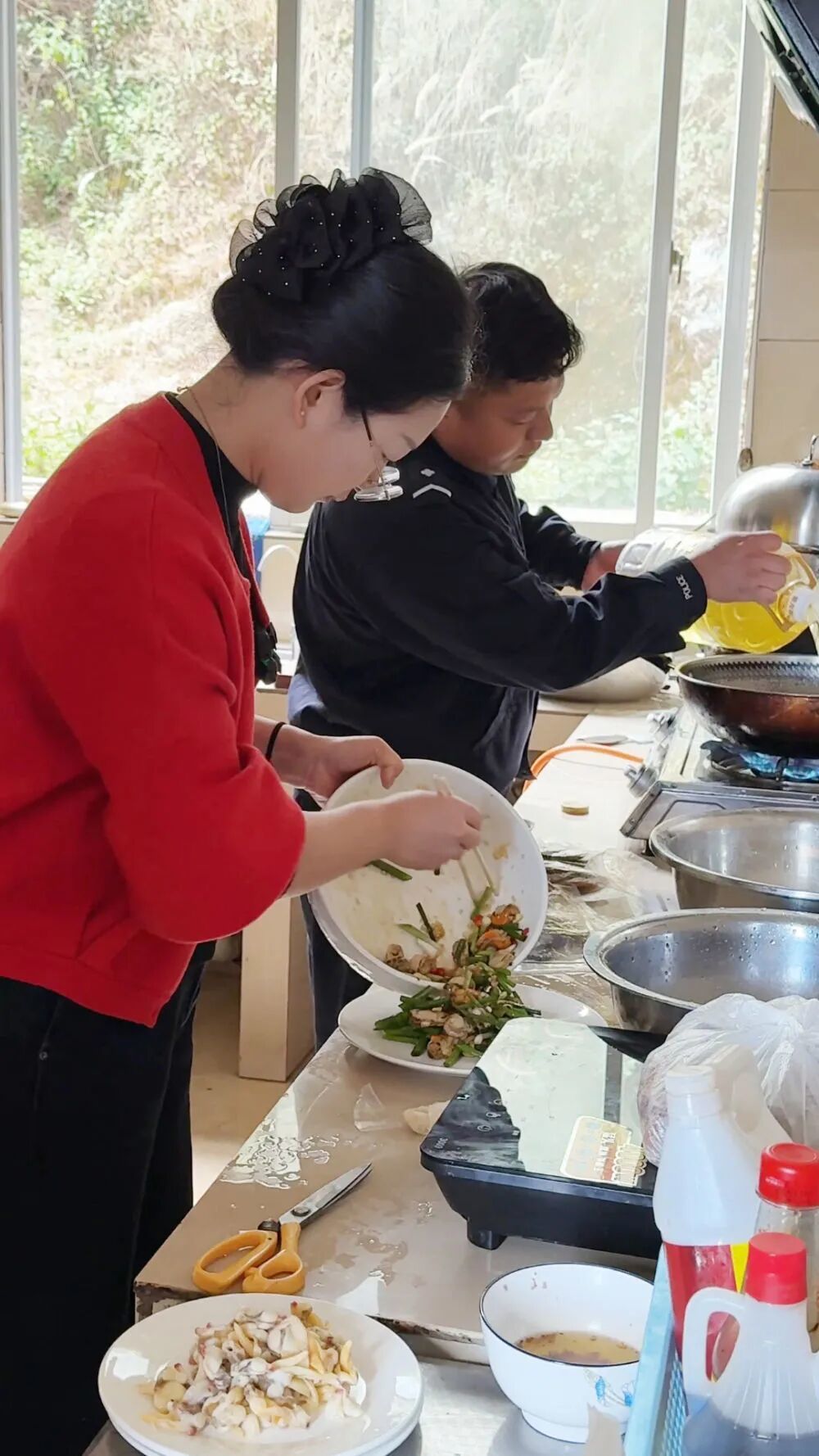 张文杰(左)在警务室的食堂里忙活着。新华社发