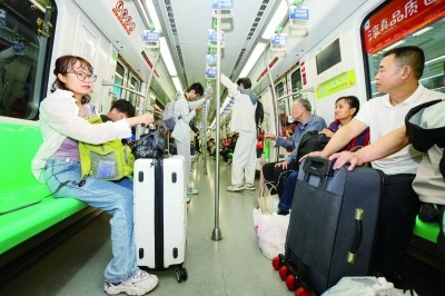 旅客携带行李箱搭乘6号线,线路串联南京南站、禄口机场,出行更便捷。南京日报/紫金山新闻记者 段仁虎 摄