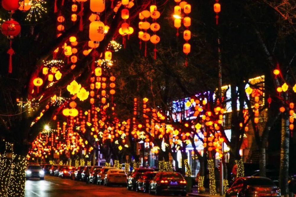2月7日在北京市街头拍摄的红灯笼。新华社发（刘满仓 摄）