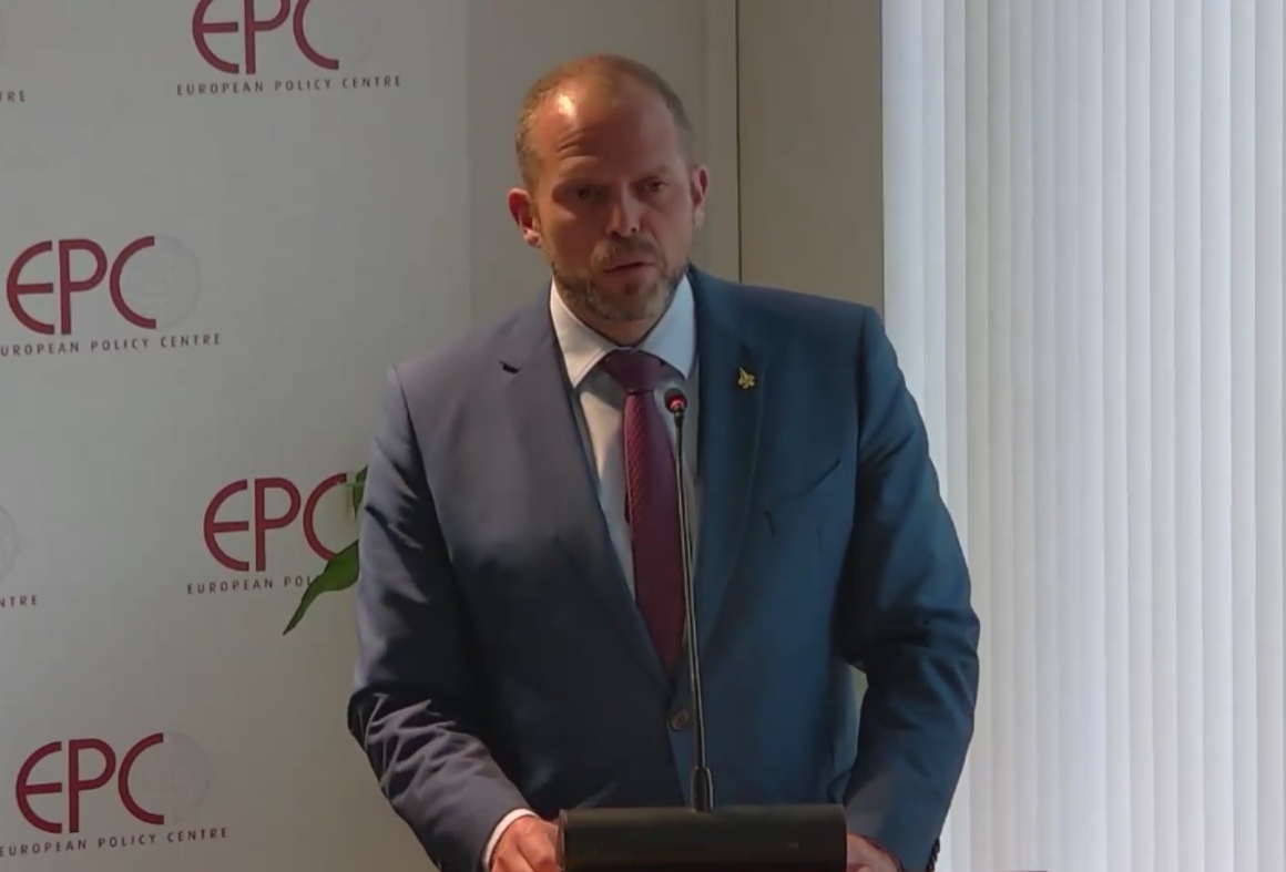 比利时国防大臣特奥·弗兰肯 视频截图