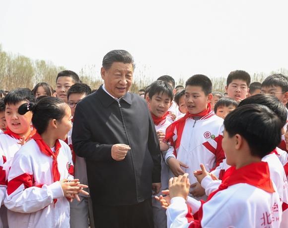△2024年4月3日，习近平总书记参加首都义务植树活动时，同少先队员亲切交谈，鼓励大家勤奋学习、锻炼身体、茁壮成长，德智体美劳全面发展，努力成为国家栋梁。