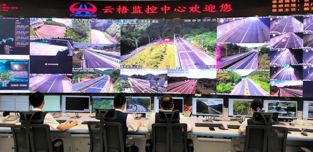 云梧高速监控中心工作人员24小时全天候实施监控高速交通情况