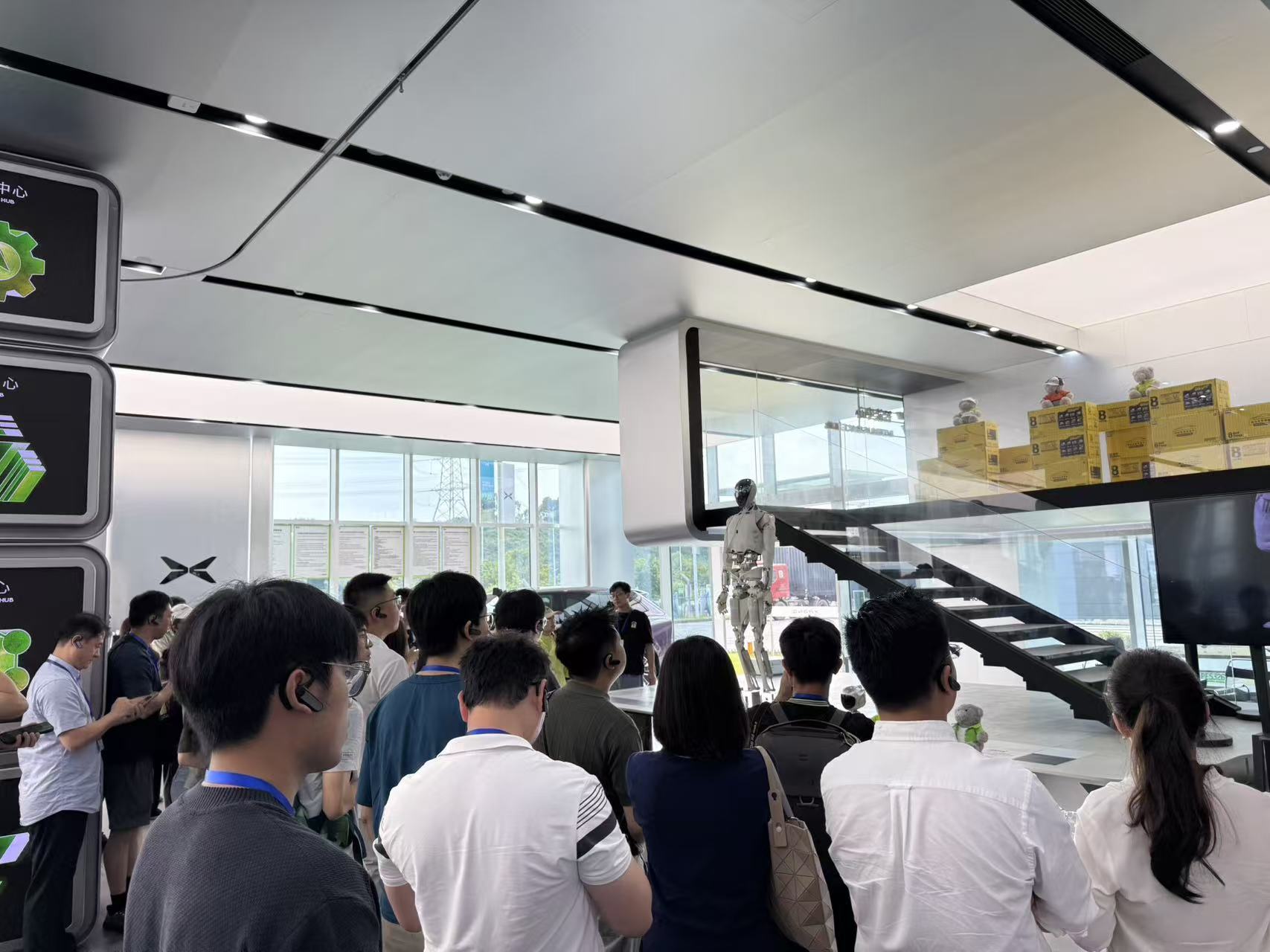 图为采风团在探访中。张淑玲 摄