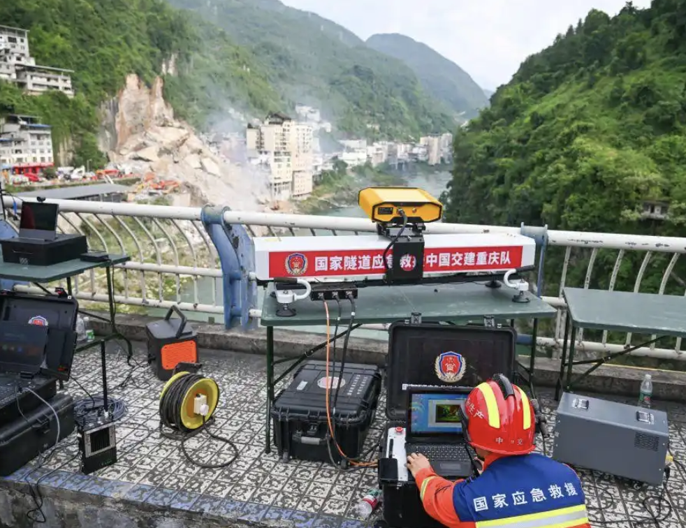 7月17日，救援人员在进行山体稳定性监测。新华社记者 王全超 摄