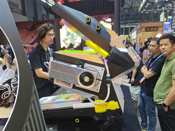 国产自研GPU从0到1破晓时刻!砺算首秀ChinaJoy:LX 7G100现场开跑黑神话