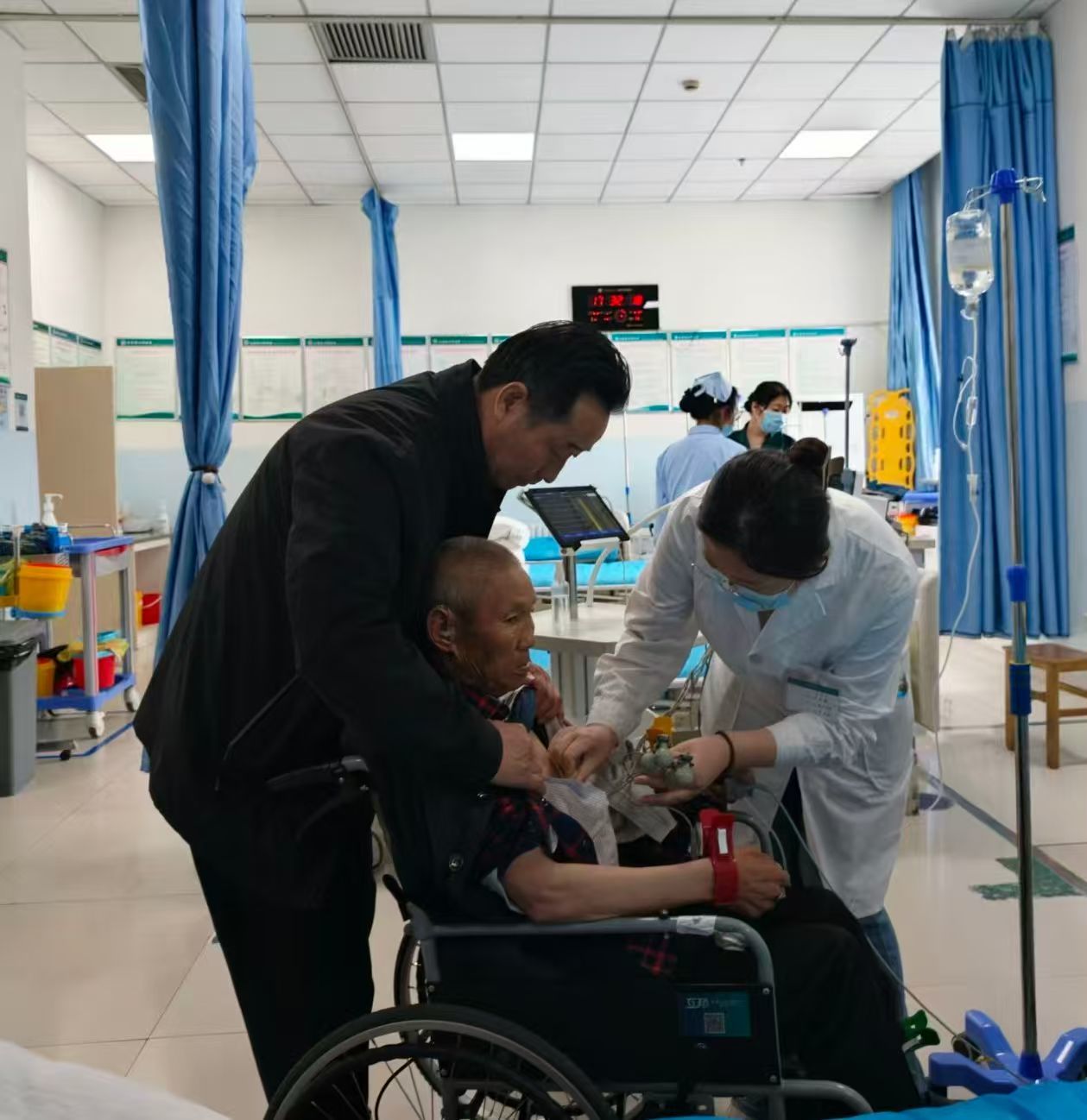 工作人员全程陪护生病老人就医 王静 摄.jpg
