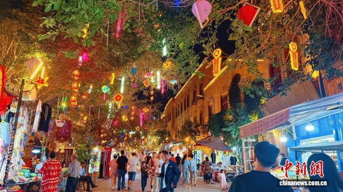 喀什古城景区恰萨路装扮靓丽。胡嘉琛 摄