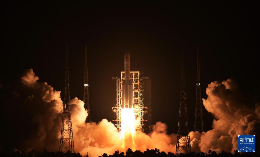 2016年11月3日20时43分，我国最大推力新一代运载火箭长征五号从中国文昌航天发射场点火升空，约30分钟后，载荷组合体与火箭成功分离，进入预定轨道。新华社记者 赵颖全 摄