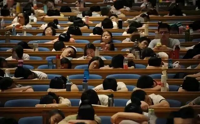 什么时候,我们的大学课堂能够不睡倒一片?