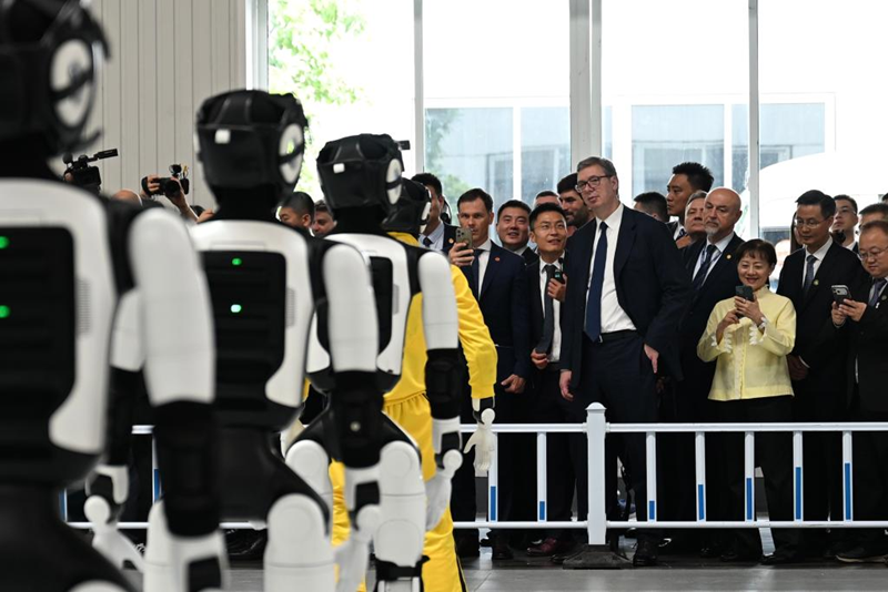 5月27日,正在对中国进行国事访问的塞尔维亚总统武契奇到访浙江嘉兴的敏实集团未来工厂,深入了解人形机器人等创新领域的发展。新华社记者 刘铭翔 摄