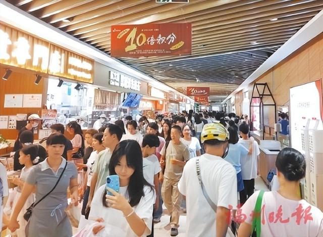 东百中心人头攒动。