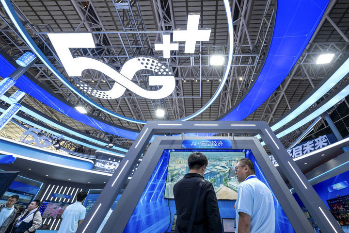 2025年5月19日，在哈尔滨举办的第三十四届哈洽会上，工作人员在讲解“AI+低空经济”内容。新华社记者 张涛 摄