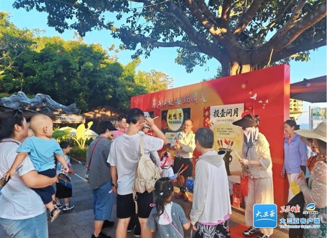 三亚凤凰岭海誓山盟景区,市民游客沉浸式参与趣味十足的互动活动。