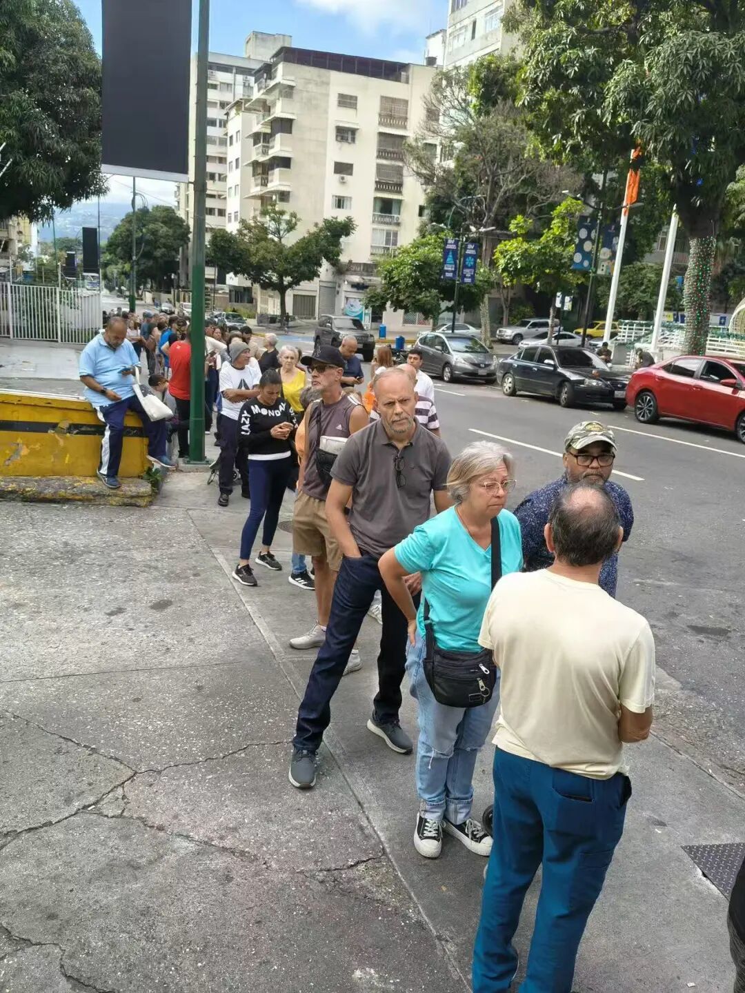 ◆1月4日,加拉加斯,在超市外排队的人群。(拍摄:小龙)