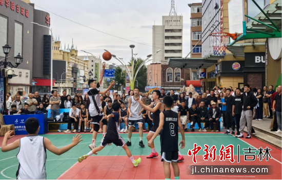 青年参赛球员进行3V3篮球比赛。李钊 摄
