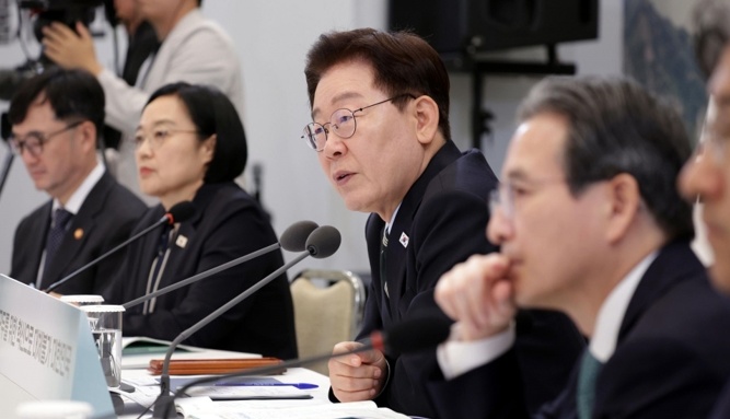 李在明16日在青瓦台主持政策简报会并发表讲话。图源：韩媒