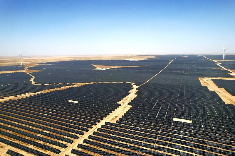 2026年4月9日，在宁夏吴忠市盐池县境内的一处戈壁滩上，一块块光伏太阳能发电池浩如烟海，将塞上丰富的阳光动荡为源远流长的绿色电能。 IC Photo