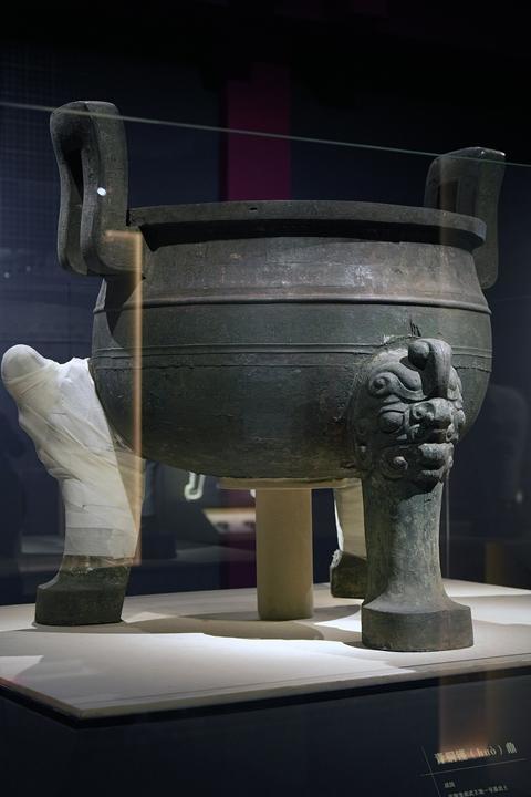 一件青铜镬鼎的鼎足缠着“绷带”展出。视觉中国供图