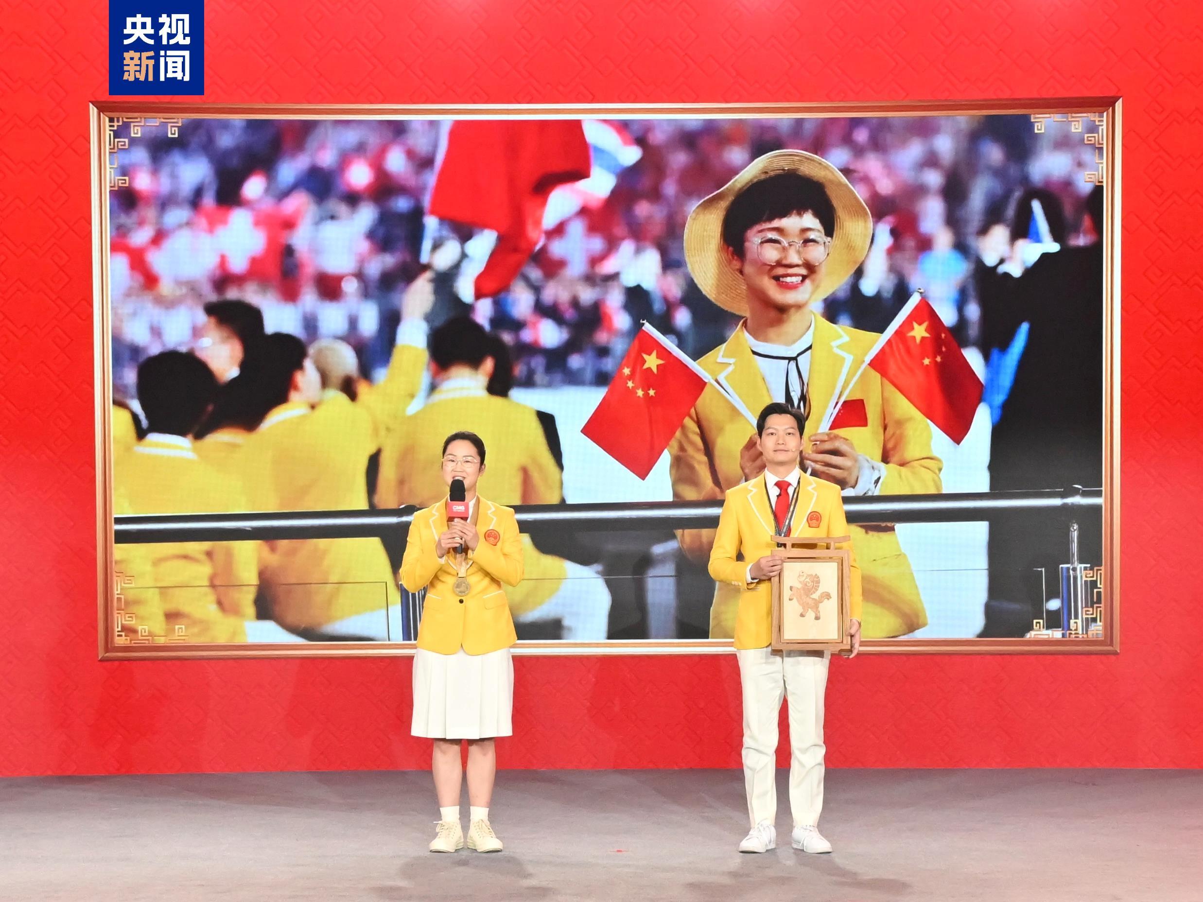 第44届世界技能大赛时装技术项目金牌获得者胡萍、第47届世界技能大赛精细木工项目金牌获得者黄波林分享参演春晚的感受