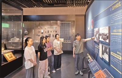 观众参观浙江温州博物馆，了解改革开放后温州民营经济发展历程。　