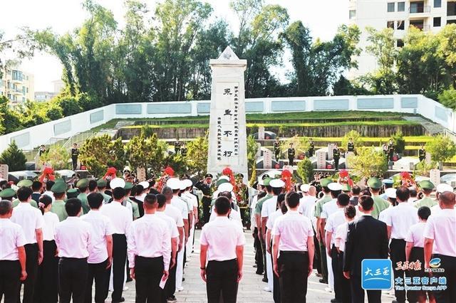 9月30日是烈士纪念日,三亚各界人士来到西沙海战烈士陵园向烈士敬献鲜花。三亚传媒融媒体记者 陈聪聪 摄