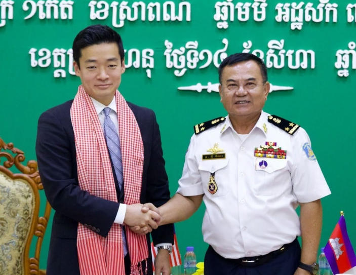 云壤海军基地司令梅迪纳会见约翰‧诺 美国大使馆