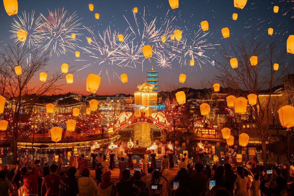 2026年春节前夕，江西省上饶市婺源县婺女洲度假区内举办的非遗民俗活动。新华社发