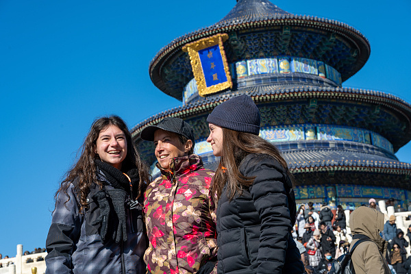 外国游客游览北京天坛公园