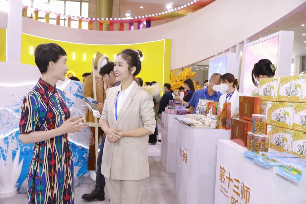 贺娇龙与英卡尔的工作照。受访者提供