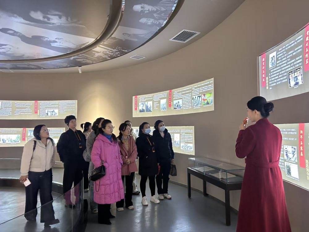 游客在延安红色家风馆参观。(受访者供图)