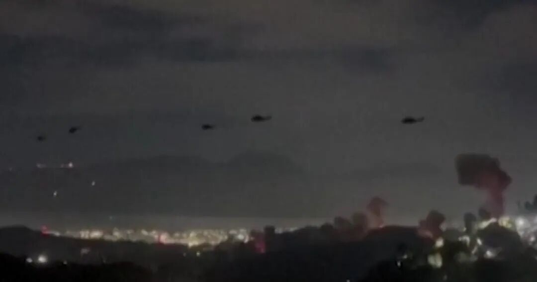 ◆1日深夜,美军直升机在突击行动中飞过委内瑞拉首都加拉加斯上空。