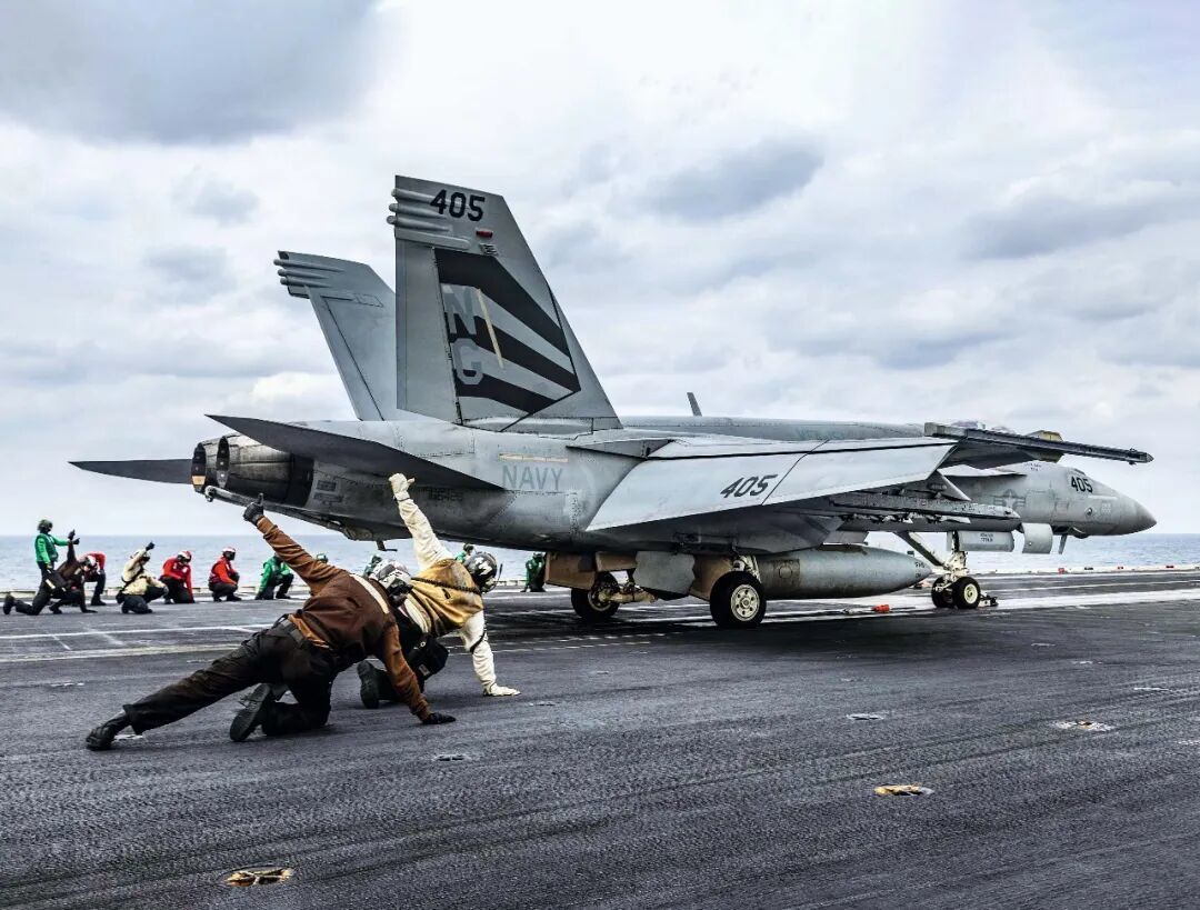 ·当地时间2026年1月28日,一架F/A-18E“超级大黄蜂”战斗机从“林肯”号航母甲板起飞,在阿拉伯海开展飞行作业。(视觉中国)