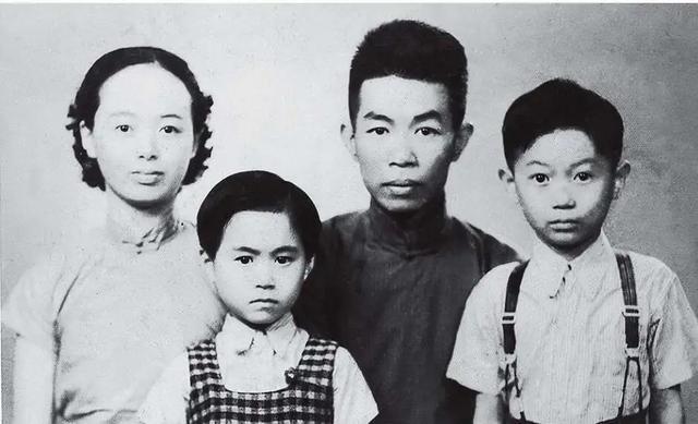 沈鹏（右一）与父母、妹妹合影