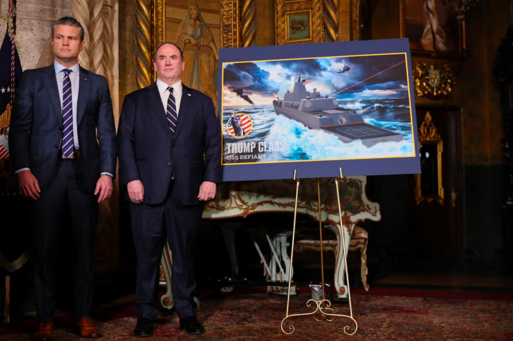 经历了数月的紧张关系,赫格塞思(左)解除了约翰·费伦(右)的海军部长职务。(图源:路透社)