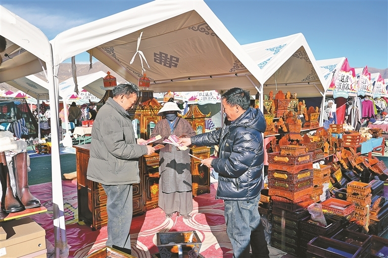 市民群众使用消费券采购商品。