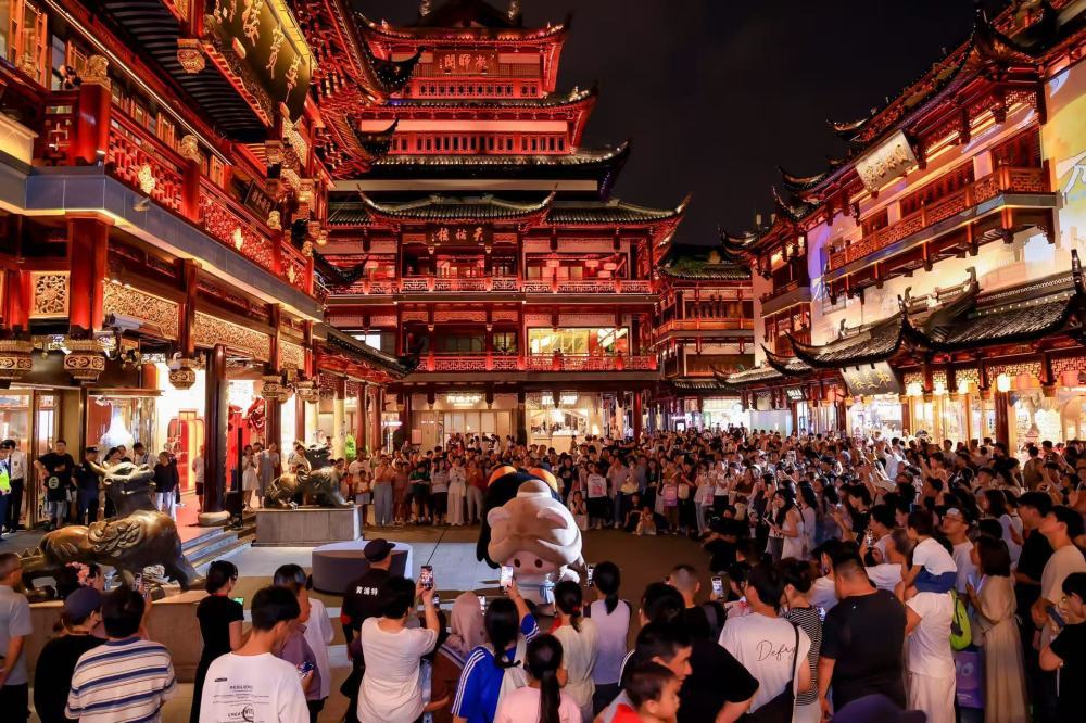 上海豫园夜间经济火热,众多游客在观赏演出。新华社发