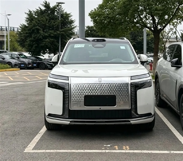 2.0T+三电机分布式插混动力 阿维塔旗舰SUV车型T09实车曝光