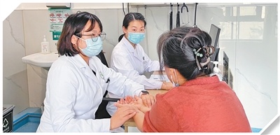 重庆两江新区大竹林社区卫生服务中心，中西医医生为患者会诊。两江新区大竹林社区卫生服务中心供图