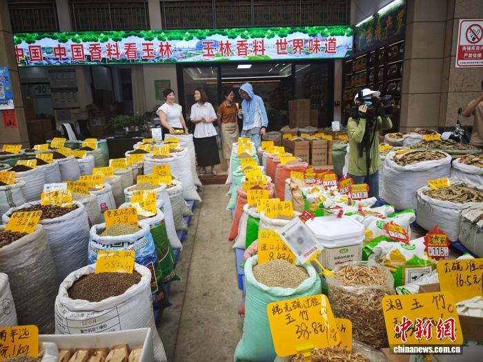 广西玉林福达国际香料物流港一隅,陈列摆放来自世界各地的香料。中新网记者 刘越 摄
