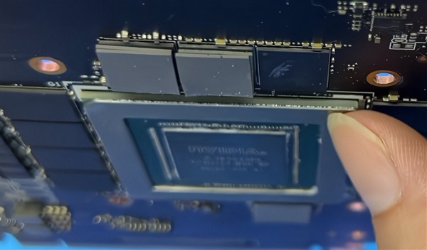 1500块买张RTX 4090:拆开一看GPU核心都是塑料造